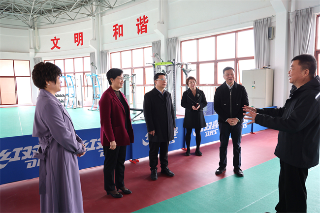 图为调研组视察自治区残联机关工会服务干部职工阵地